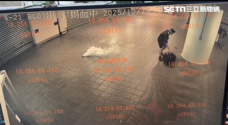 台北車站M7出口，遭人丟擲煙霧彈，造成2位民眾受傷。（圖／翻攝畫面）