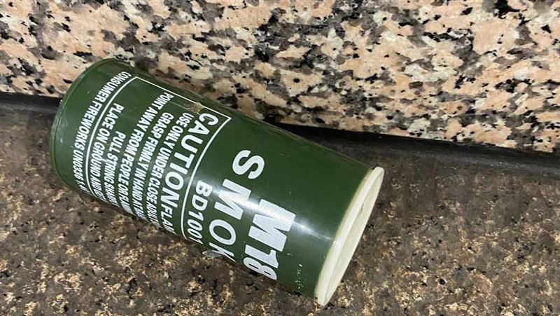 嫌犯丟擲的煙霧彈型號。（圖／翻攝畫面）