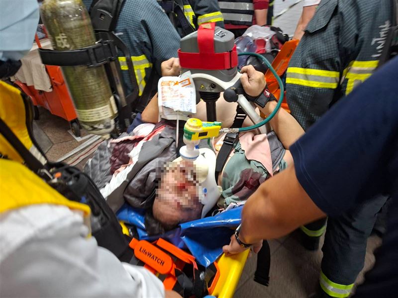 據悉，傷者是一名保全，送醫時全身是血，已無呼吸心跳，目前仍在搶救中。(圖/翻攝畫面)