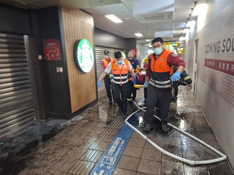 27歲的嫌犯張文隨機攻擊，丟擲煙霧彈及持30公分長刀，釀4死11傷慘劇。（圖／翻攝畫面）