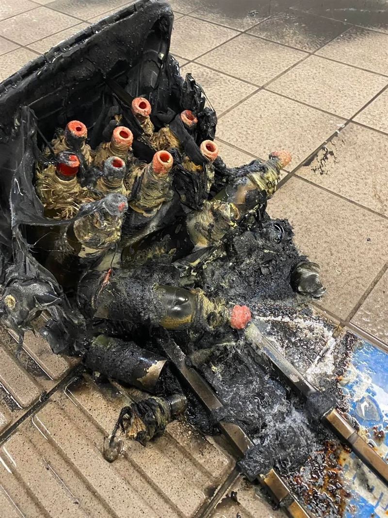 據悉，嫌犯用拖車裝煙霧彈，警方初判丟四顆，現場拖車已被燒爛。(圖/翻攝畫面)