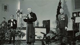 李宗仁曾透露，過去正副總統就職典禮時，蔣介石故意要他穿軍服，自己穿長袍馬褂，讓他看起來像副官。（圖／翻攝自維基百科）