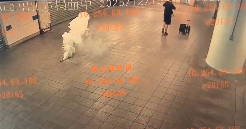 煙霧彈丟出後，捷運瞬間煙霧瀰漫。（圖／翻攝畫面）