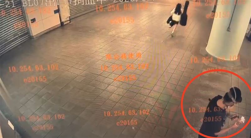 黑衣男預謀犯案，臉帶防毒面罩點燃煙霧彈。（圖／翻攝畫面）