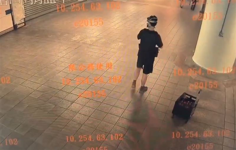 張文先在台北車站扔煙霧彈，之後再到捷運中山站行凶。（圖／翻攝畫面）