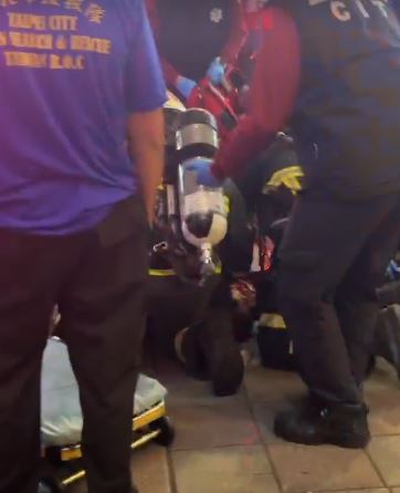 北捷中山站也傳出隨機砍人事件，一名男子持長刀隨機攻擊。（圖／翻攝畫面）