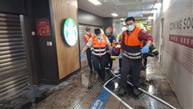 北車M8出口遭擲「煙霧彈」攻擊，40歲男吸入毒煙命危、防毒面罩嫌犯帶刀逃逸。(圖/翻攝畫面)