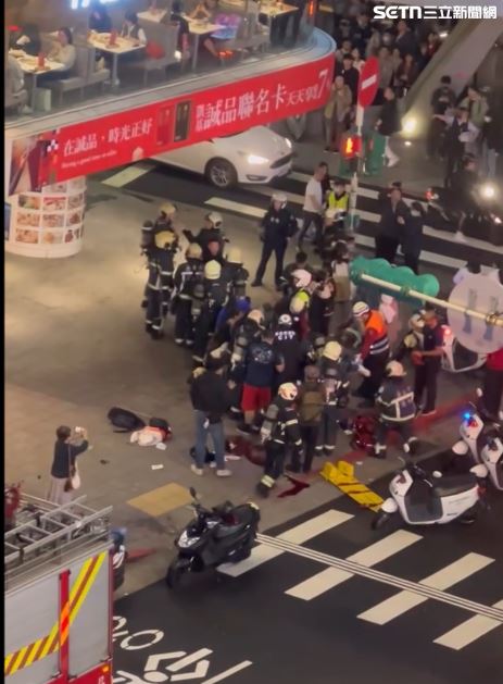 中山站相當混亂，一片煙霧瀰漫，現場還有人受傷。(圖/翻攝畫面)