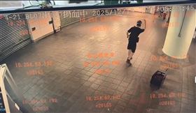 嫌犯丟擲煙霧彈恐攻的情形。（圖／翻攝畫面）