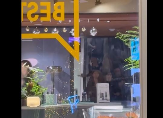 中山砍人，百貨疏散畫面曝光。（圖／取自Threads）