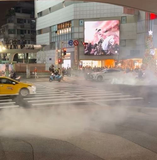 捷運中山站外被扔擲大量煙霧彈，現場有6人被砍傷，其中2人命危。（圖／翻攝自Threads）