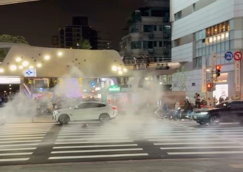 捷運中山站外被扔擲大量煙霧彈，現場有6人被砍傷，其中2人命危。（圖／翻攝自Threads）