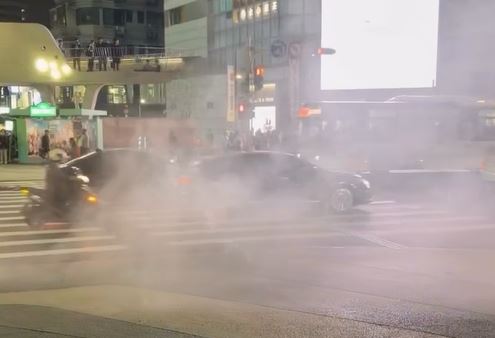 捷運中山站外被扔擲大量煙霧彈，現場有6人被砍傷，其中2人命危。（圖／翻攝自Threads）