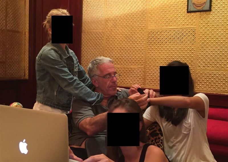 艾普斯坦與多名女子合影，她們的臉部被遮蔽、身分不明。（翻攝House Oversight Committee）