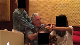 艾普斯坦與多名女子合影，她們的臉部被遮蔽、身分不明。（翻攝House Oversight Committee）