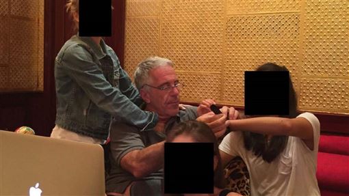 淫魔68張極樂私照再曝光！裸女身上塗這字