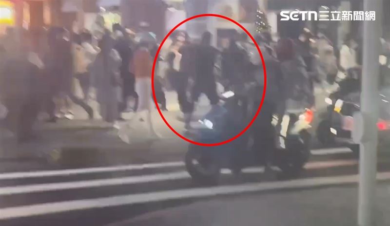 防毒面罩男跑到南西傷全，在大馬路上持30公分長刀（紅圈處）隨機砍人，嚇得民眾驚逃。（圖／翻攝畫面）
