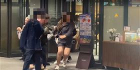 嫌犯闖入中山誠品南西店砍人，民眾驚慌逃跑畫面曝光。（圖／翻攝畫面）