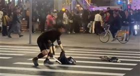 歹徒在中山站丟擲煙霧彈，傳出他一度持刀，從馬路衝進一旁的室內商圈。（圖／翻攝畫面）