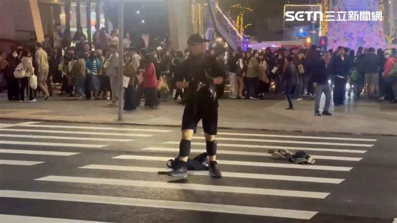 歹徒在路中央丟擲煙霧彈後，隨即持長刀殺進誠品南西店。（圖／翻攝畫面）