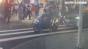 歹徒在路中央丟擲煙霧彈後，隨即持長刀殺進誠品南西店。（圖／翻攝畫面）