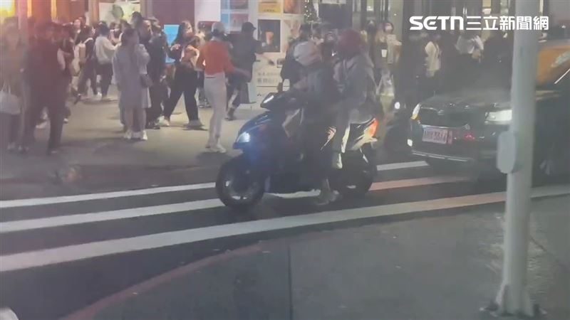 歹徒在路中央丟擲煙霧彈後，隨即持長刀殺進誠品南西店。（圖／翻攝畫面）