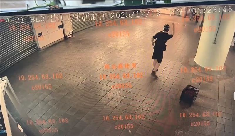 嫌犯在台北車站丟擲煙霧彈恐攻的情形。（圖／翻攝畫面）