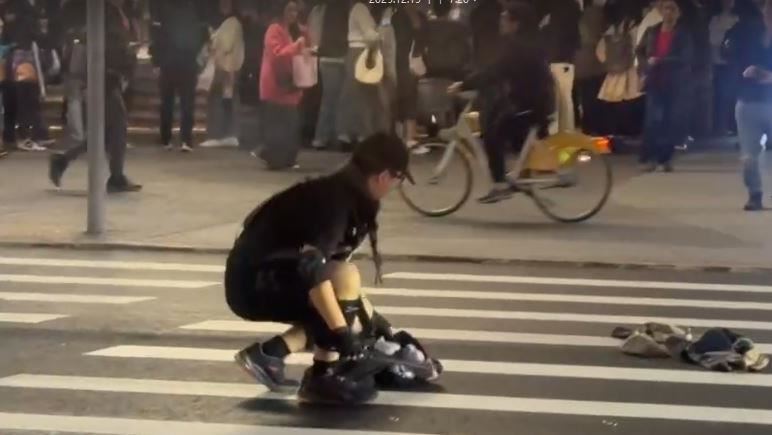 嫌犯北捷中山站外馬路上丟擲煙霧彈、持刀砍人。（圖／翻攝畫面）