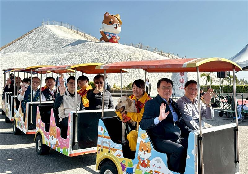 臺鹽公司董事長丁彥哲（右8）、總經理李杰翰（右7）、交通部觀光署雲嘉南濱海國家風景區管理處處長徐振能（左6）、台南市政府觀光旅遊局副局長鄭道立（左5）等人齊聚七股鹽山，共同宣佈「鹹DOG DOG」正式亮相。（圖／臺鹽公司提供）
