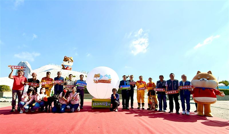 七股鹽山最萌「寵物列車」首航！臺鹽公司董事長丁彥哲（第一排左）與臺鹽公司總經理李杰翰（第三排右）偕同雲嘉南濱海國家風景區管理處處長徐振能（第一排右）、台南市政府觀光旅遊局副局長鄭道立（第三排左）與搜救犬「Stitch」、「Taco」開心搭車遊園，展現「城市英雄」與「鹽山守護犬」的溫馨同框，邀請全台飼主帶毛孩來七股享受兜風樂趣。（圖／臺鹽公司提供）