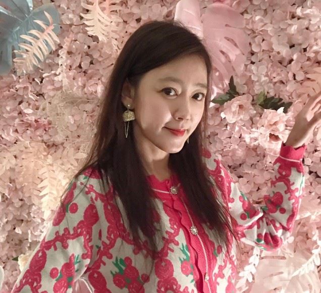 2016年,男星林佑星與小19歲的張晏菻離婚,引發娛樂圈震盪。當時裴琳正與林佑星合作拍攝鄉土劇《甘味人生》,因戲裡互動頻繁、戲外也常一同出現,遭外界質疑「假戲真做」,甚至被指為介入婚姻的第三者。(圖/翻攝自裴琳IG)