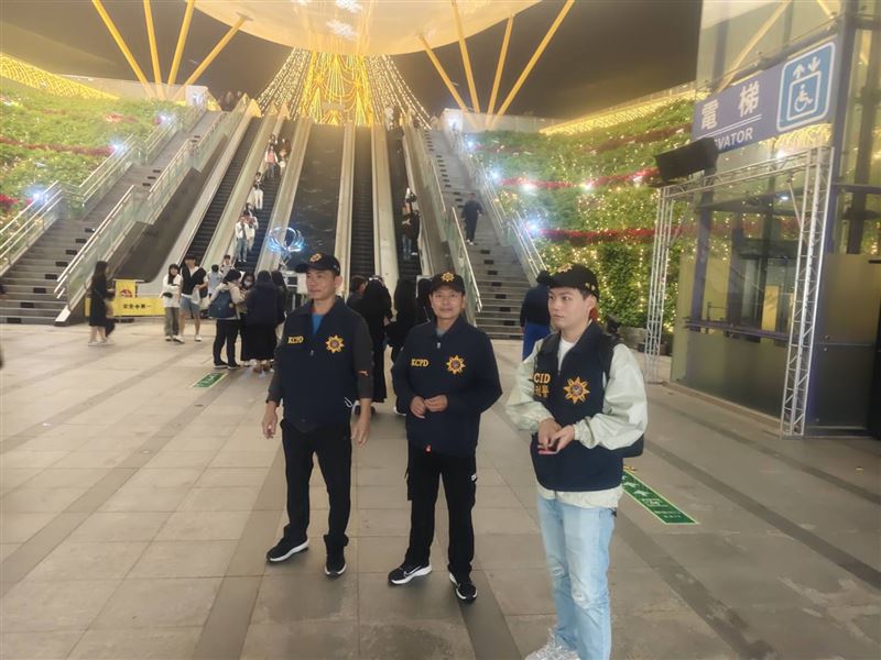 正在舉辦聖誕節系列活動的中央公園站內也有警方加強巡邏。（圖／翻攝畫面）