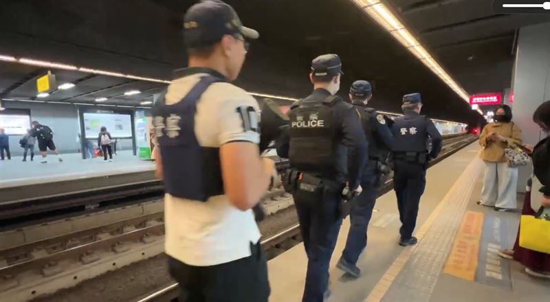 鐵路警察局在高雄車站內持步槍巡邏。（圖／翻攝畫面）