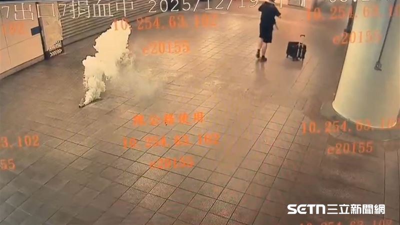 張文在北車丟擲煙霧彈製造恐慌，並趁亂逃到中山站大開殺戒。（圖／翻攝畫面）