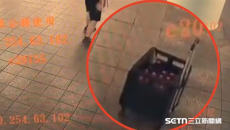 這起驚悚恐攻案發生在今日（19日）傍晚，嫌犯張文拖著一箱裝有多枚煙霧彈及化學爆裂物的推車，自己則戴著防毒面具闖入捷運站。（圖／翻攝畫面）