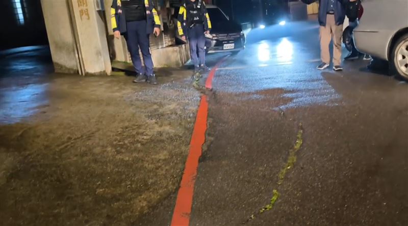 張文為在桃園市楊梅區的老家，派出所派巡邏車到場。（圖／記者石明啟攝影）