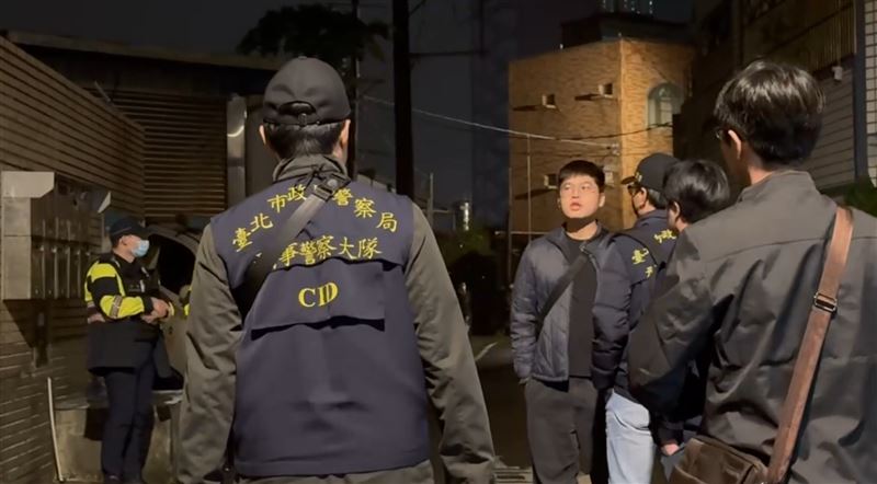 台北市刑大深夜也前往張文老家。（圖／記者石明啟攝影）