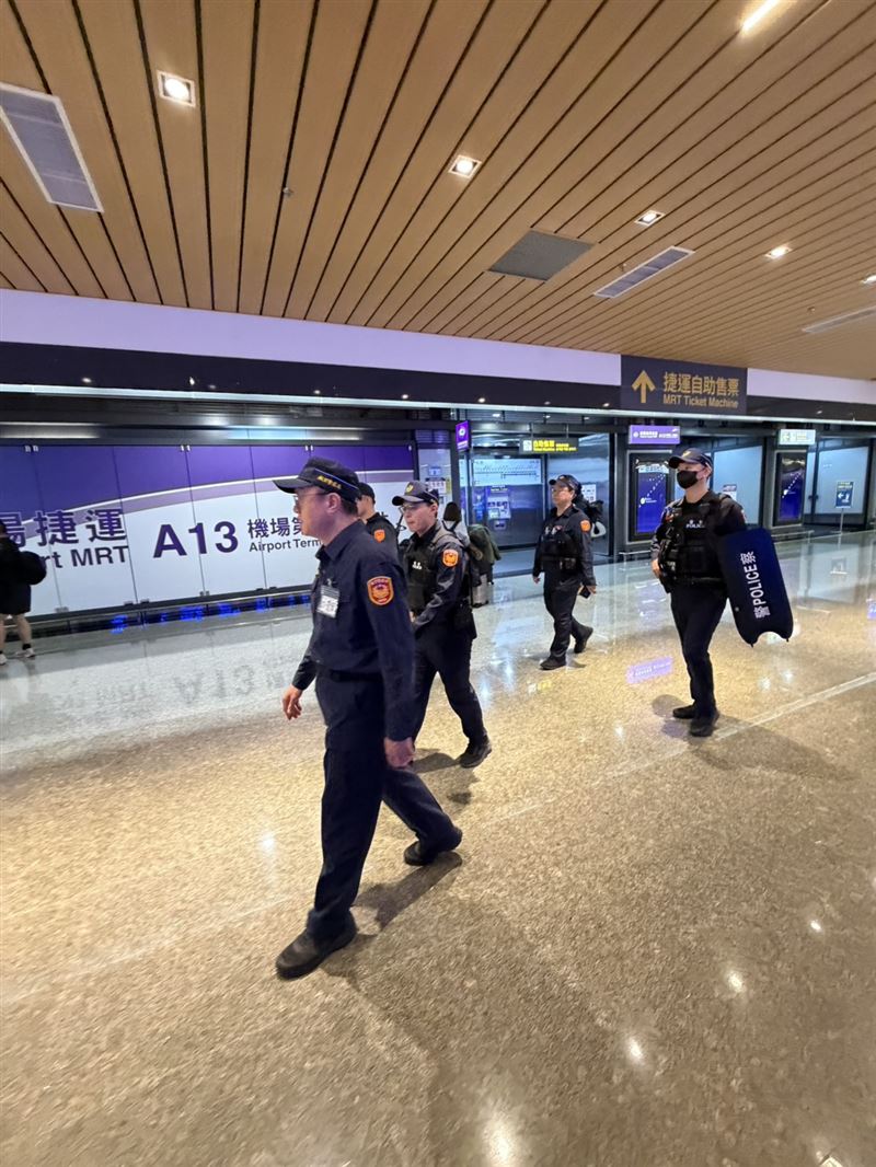 航警局保安警察大隊在機場持長槍戒備。（圖／翻攝畫面）