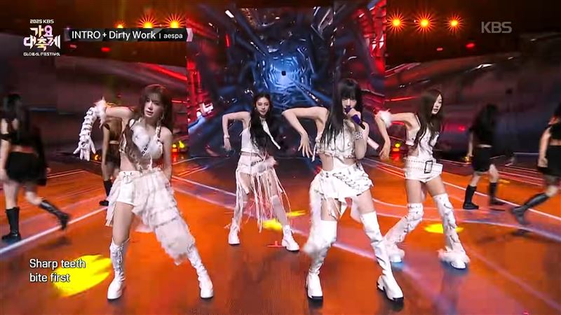 Winter演出巧妙戴上袖套遮住刺青。（圖／翻攝自KBS YT）