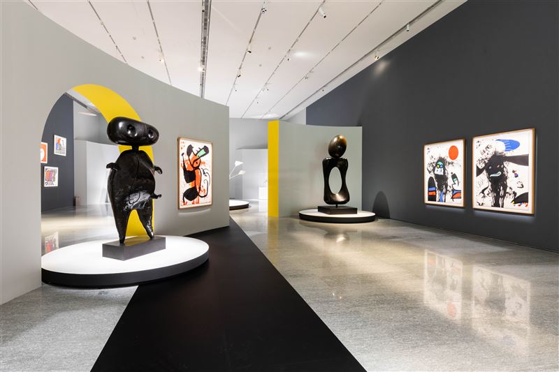 富邦美術館年底放大絕！三檔年度大展震撼齊發。1樓「步入永恆」集結賈科梅蒂、米羅與考爾德三大巨匠，展出曾刷新拍賣天價紀錄的《行走的人 I》。3樓「共鳴」驚見艾未未用37萬顆樂高堆砌的《最後的晚餐》，以及「常玉典藏展」罕見曝光的粉紅時期珍稀畫作。蔡康永、林志玲雙星獻聲導覽，邀您步入這場光與靈魂的藝術盛宴。（圖／富邦美術館提供）