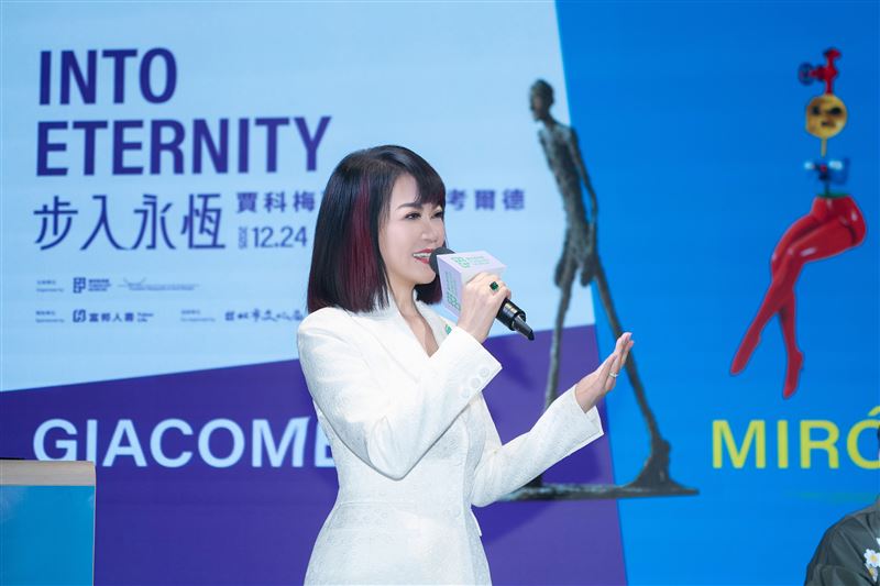 富邦美術館年底放大絕！三檔年度大展震撼齊發。1樓「步入永恆」集結賈科梅蒂、米羅與考爾德三大巨匠，展出曾刷新拍賣天價紀錄的《行走的人 I》。3樓「共鳴」驚見艾未未用37萬顆樂高堆砌的《最後的晚餐》，以及「常玉典藏展」罕見曝光的粉紅時期珍稀畫作。蔡康永、林志玲雙星獻聲導覽，邀您步入這場光與靈魂的藝術盛宴。（圖／富邦美術館提供）