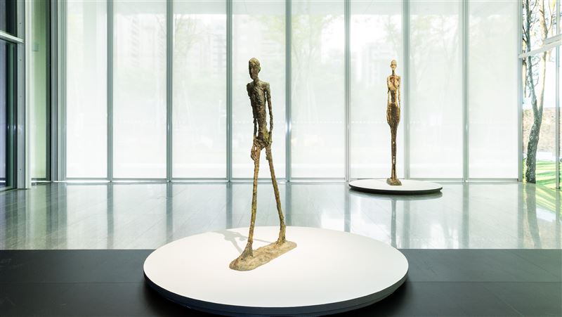 富邦美術館年底放大絕！三檔年度大展震撼齊發。1樓「步入永恆」集結賈科梅蒂、米羅與考爾德三大巨匠，展出曾刷新拍賣天價紀錄的《行走的人 I》。3樓「共鳴」驚見艾未未用37萬顆樂高堆砌的《最後的晚餐》，以及「常玉典藏展」罕見曝光的粉紅時期珍稀畫作。蔡康永、林志玲雙星獻聲導覽，邀您步入這場光與靈魂的藝術盛宴。（圖／富邦美術館提供）