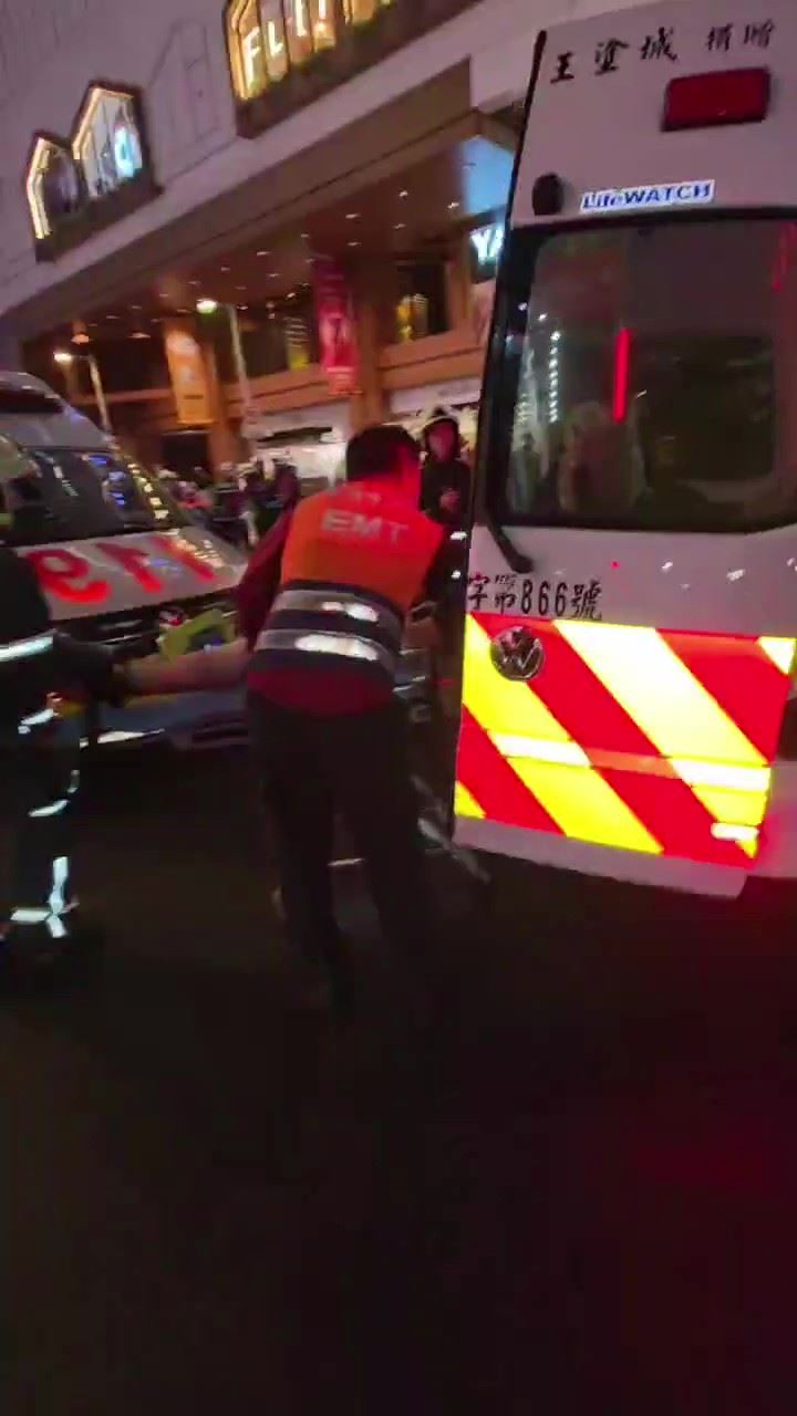救護人員將傷者抬上救護車送醫治療。（圖／三立新聞網攝）
