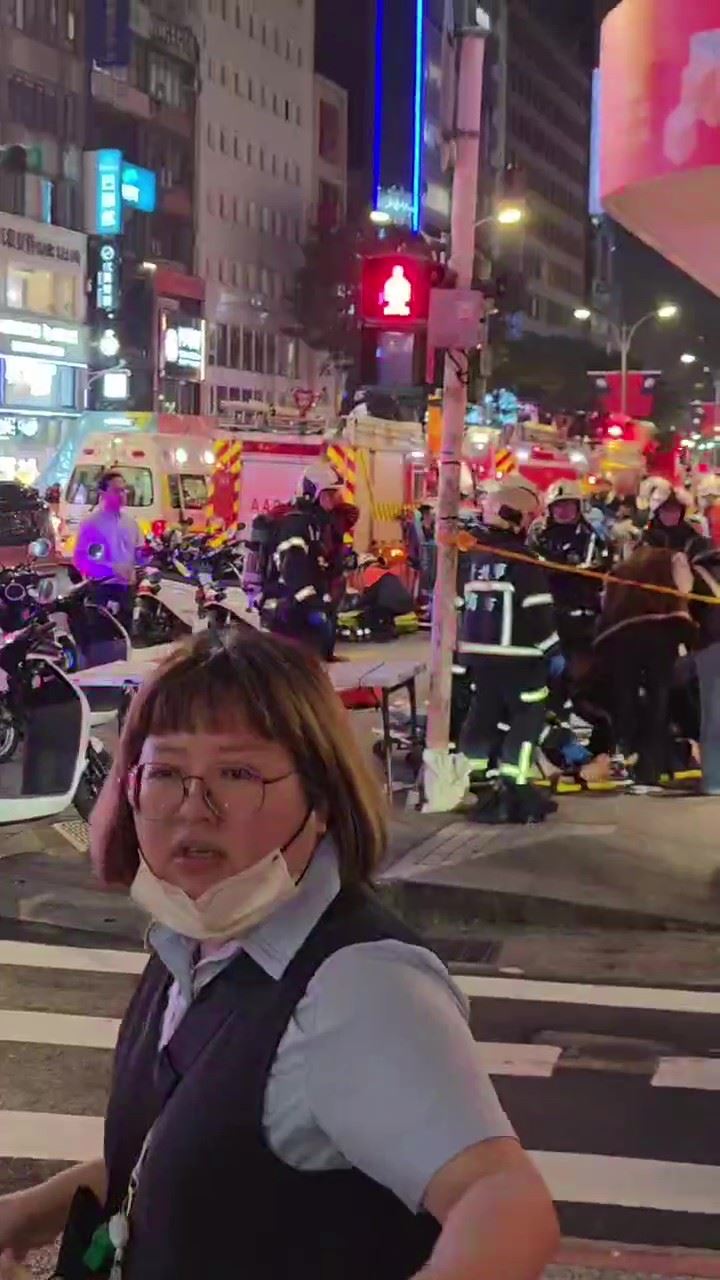 現場來了多輛消防車和救護車，員警拉起封鎖線，站務人員提醒民眾不要靠近。（圖／三立新聞網攝）