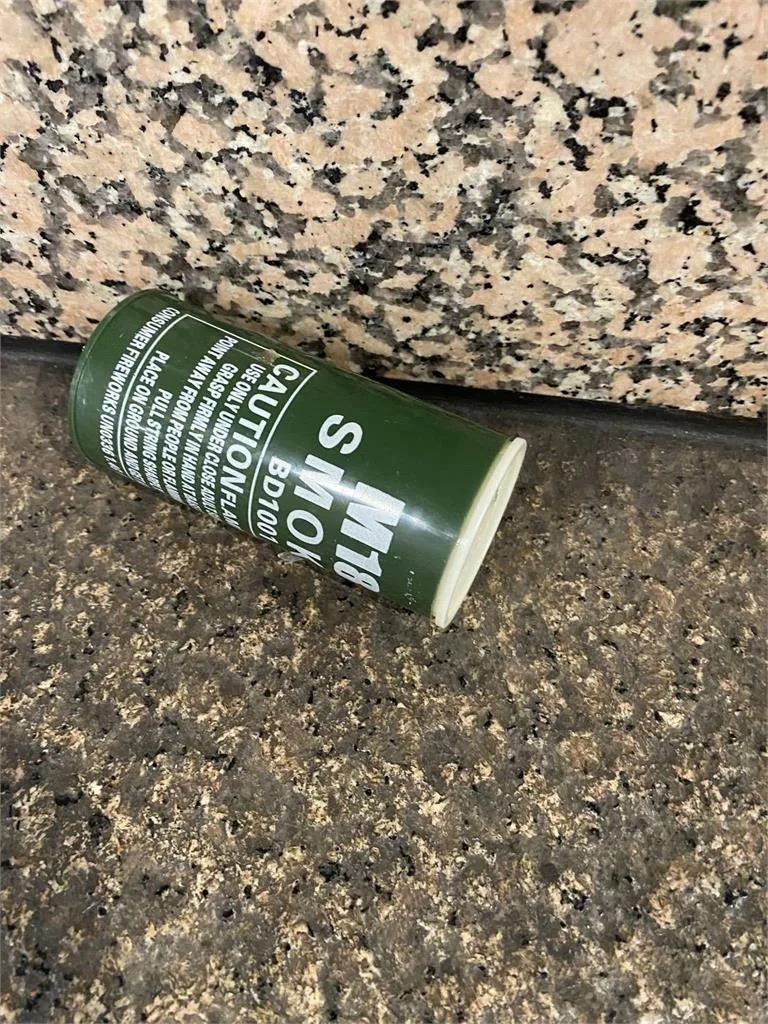 張文在台北車站內、中山站外丟擲多顆M18煙霧彈，接著持長刀隨機殺人釀4死6人輕重傷。（圖／翻攝畫面）