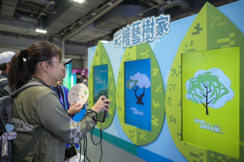 富邦金控「Run For Green&trade;」五週年成績斐然！宣布提前達成「為台灣種下10萬棵樹」目標，更創業界先例，提供自願性碳權抵換臺北馬拉松等賽事碳排。即日起至20日於花博馬拉松博覽會展出，現場提供免費3D跑姿檢測及互動遊戲，邀跑者共襄盛舉。（圖／富邦提供）