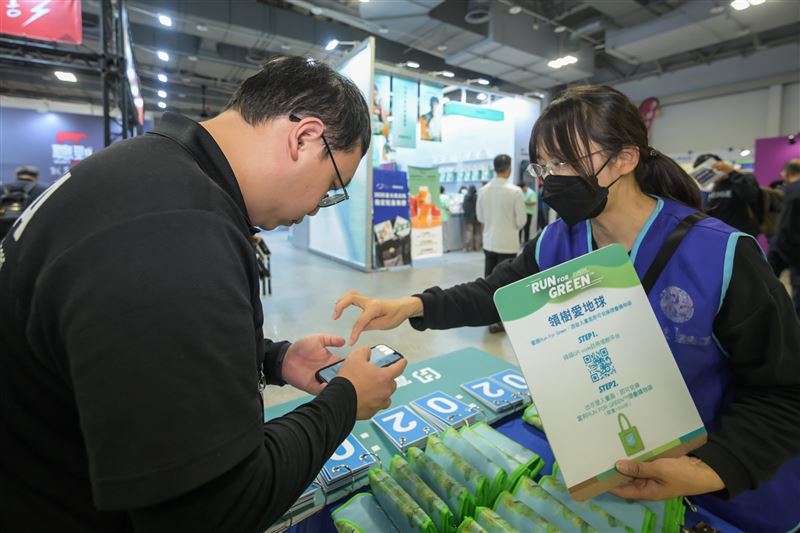 富邦金控「Run For Green&trade;」五週年成績斐然！宣布提前達成「為台灣種下10萬棵樹」目標，更創業界先例，提供自願性碳權抵換臺北馬拉松等賽事碳排。即日起至20日於花博馬拉松博覽會展出，現場提供免費3D跑姿檢測及互動遊戲，邀跑者共襄盛舉。（圖／富邦提供）