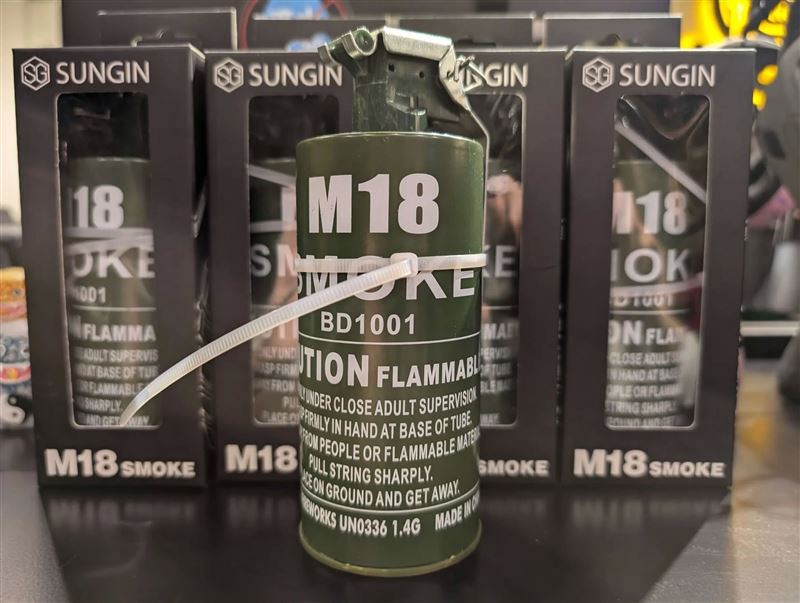 網路就能買到張文所使用的生存遊戲M18煙霧彈，一顆價格約650元至900元，賣家強調「此產品為合法商品」。（圖／翻攝自K.T.Tactical 戶外用品社臉書）