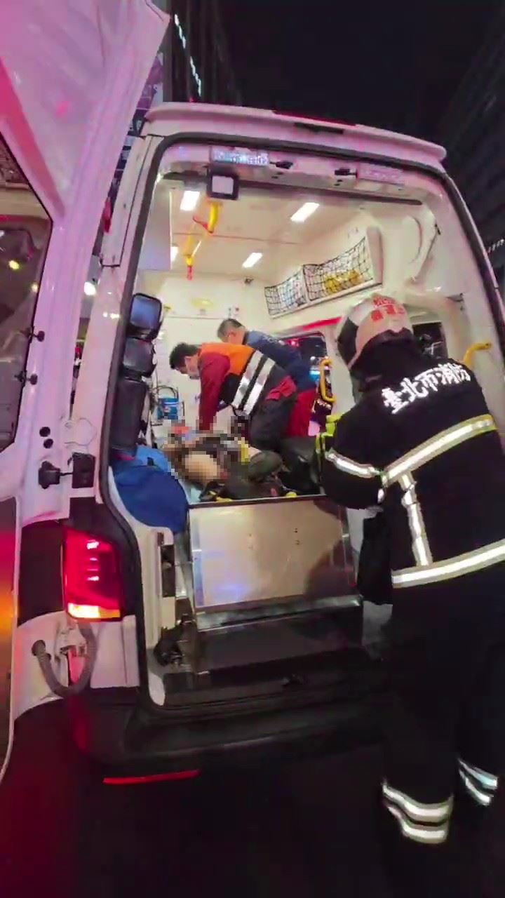 在救護車上，醫護人員持續對傷者進行CPR搶救。（圖／三立新聞網攝）