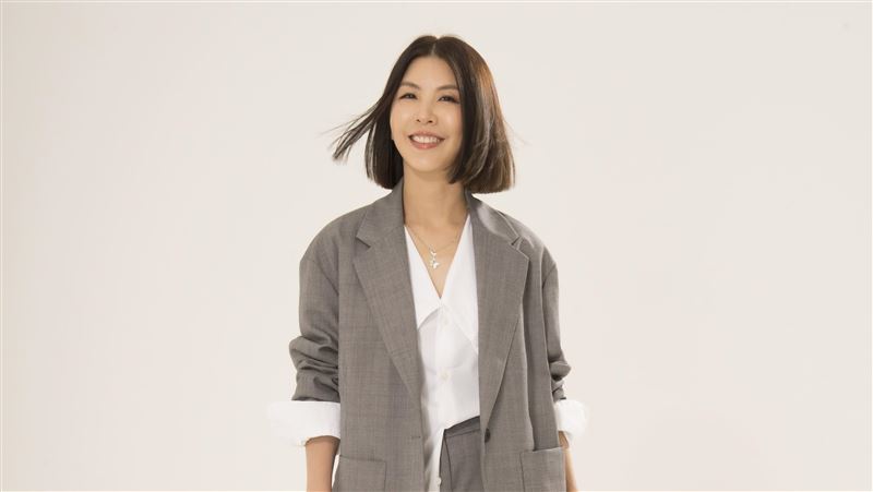 許茹芸最近悄悄多了一個「翻譯作者」的頭銜。（圖／茹聲工作室）